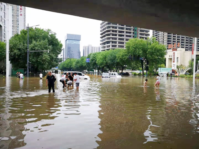 郑州出现了特大暴雨,造成整个城市内涝严重积水 摄影 文章中心